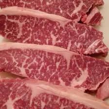 lientje1967's tweet photo. @E_Vanlaerhoven @SlootLau @jeroensmitenzo Wagyu is gewoon een concept waar mensen veel te veel geld voor moeten betalen. Koeien krijgen massage en krijgen bier. Nou, dat krijgen onze โgewoneโ koeien ook. #koeborstel #bierbostel. En mooi gemarmerd vlees? Hebben we in NL ook. Zie bv @HeijdraVleesvee #dubbeldoel https://t.co/d25T1zPOsV