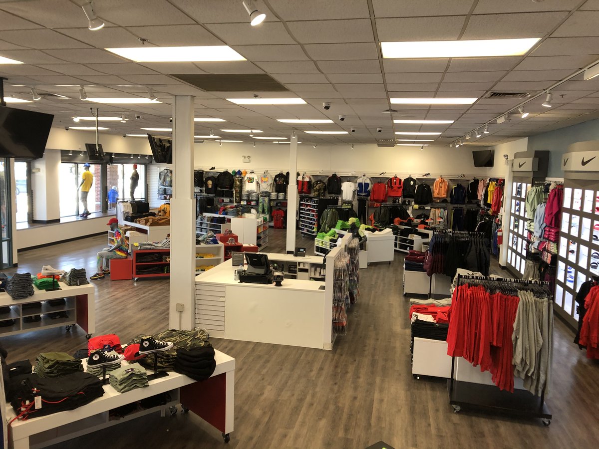 DTLRVILLA's tweet photo. #CHICAGO - DTLR Westport Commons officially reopened yesterday.

💧  See anything you like? 👀 
💦  See anything you need? 👀

Tag 3️⃣  people nearby!

📍 DTLR-Westport Commons
3302 W. 87th Street
Chicago, IL 60652

#DTLR
#DisChicago
#Chicago
#Reopen
#DTLRStrong
#DTLRChi https://t.co/vTZbPxdilV