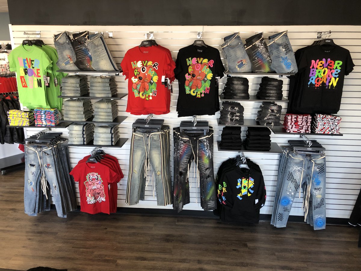 DTLRVILLA's tweet photo. #CHICAGO - DTLR Westport Commons officially reopened yesterday.

💧  See anything you like? 👀 
💦  See anything you need? 👀

Tag 3️⃣  people nearby!

📍 DTLR-Westport Commons
3302 W. 87th Street
Chicago, IL 60652

#DTLR
#DisChicago
#Chicago
#Reopen
#DTLRStrong
#DTLRChi https://t.co/vTZbPxdilV