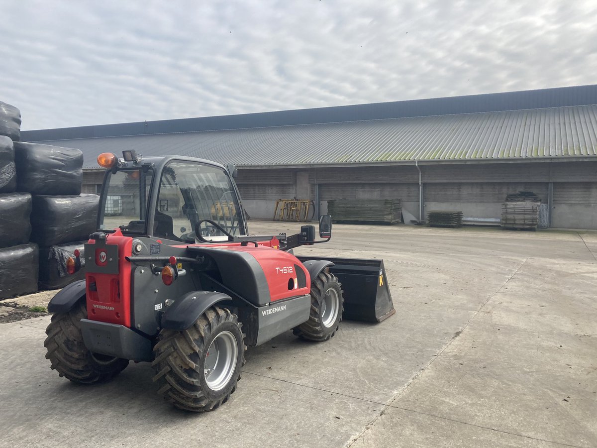 _PrecisionClean's tweet image. Sunday service, dropping off our #Weidemann 4512 loader ready for our customer to start mucking out tomorrow. Available to hire with or without driver. We offer flexible options with all our equipment to suit every customers needs/requirements.