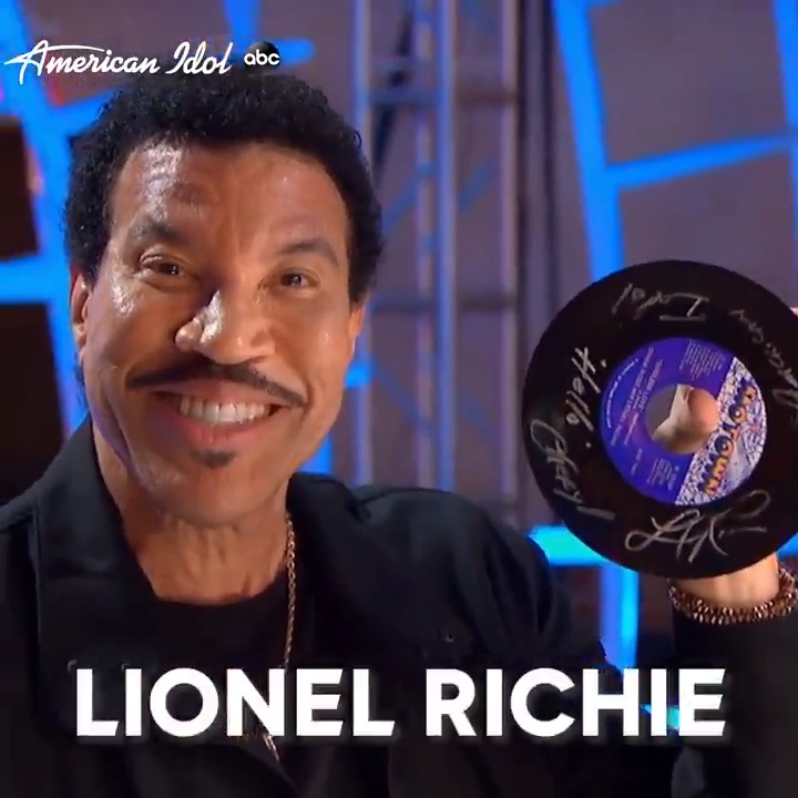 She didn't get a Golden Ticket, but she got a @LionelRichie autograph!
💿 ✍🏾 𝘓𝘪𝘰𝘯𝘦𝘭 ✍🏾 𝘙𝘪𝘤𝘩𝘪𝘦
@thisischerylk | #AmericanIdol https://t.co/pggY6hYUiX