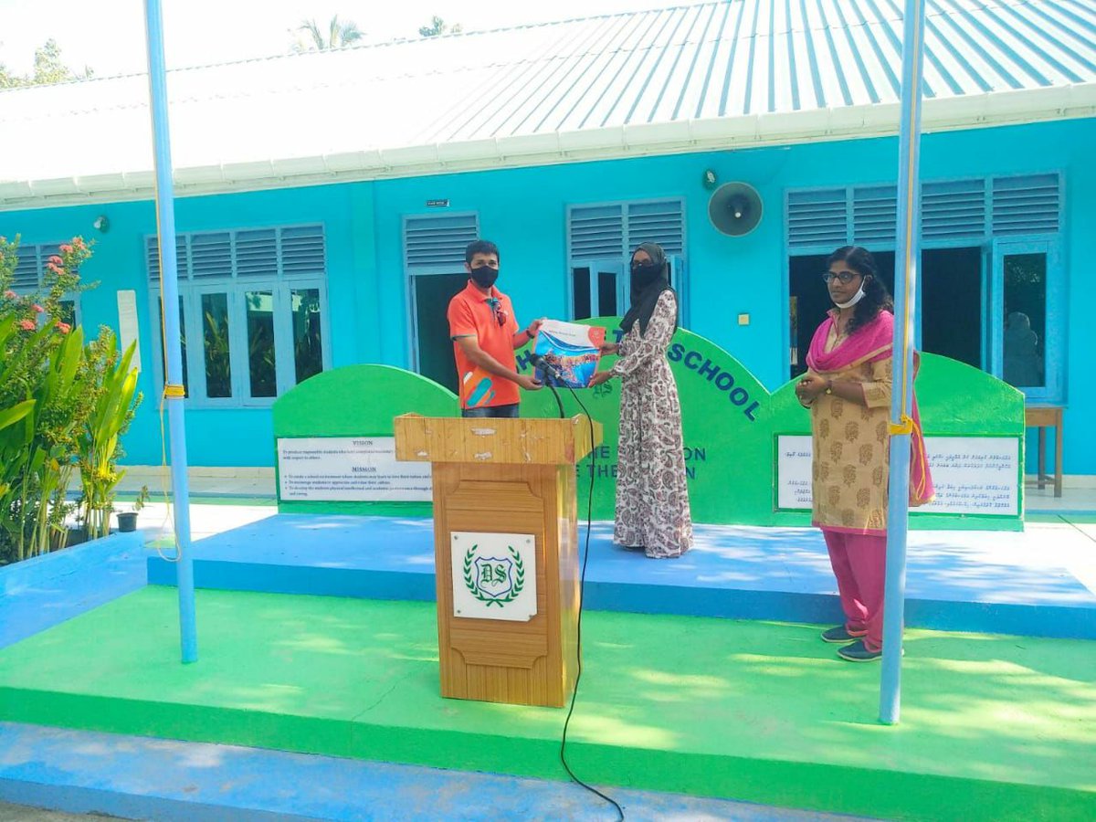 Dhiraagu's tweet image. In support of @DhangethiSchool joining @parleyforoceans AIR challenge - making the school a single use plastic free school, we’re happy to donate Dhiraagu reusable bags to all the students and teachers in support of their great work.

#ForTheOceans 🌊🧡