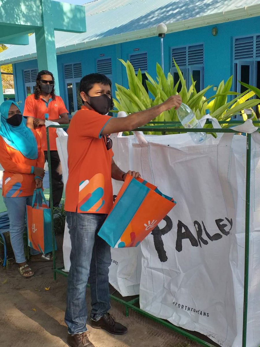 Dhiraagu's tweet image. In support of @DhangethiSchool joining @parleyforoceans AIR challenge - making the school a single use plastic free school, we’re happy to donate Dhiraagu reusable bags to all the students and teachers in support of their great work.

#ForTheOceans 🌊🧡