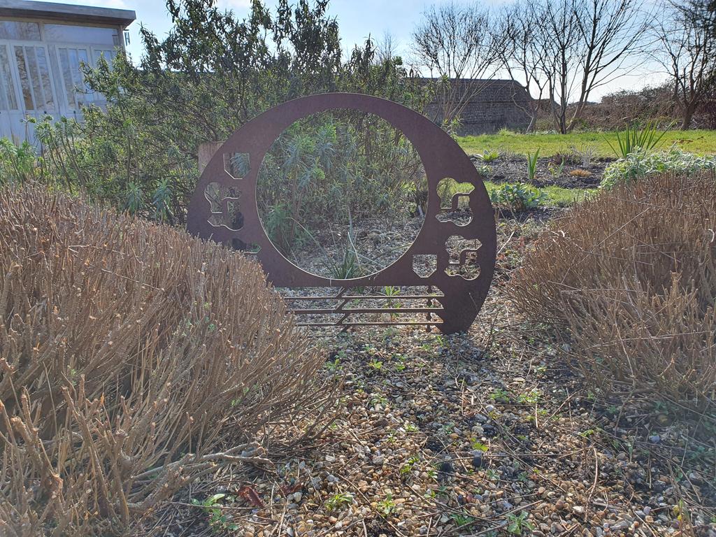 MLaurenceDesign's tweet image. Border pruning done and some gravel mulch top-up. Ready for Spring growth...C&apos;mon!
#Springpruning #ready4Spring #Springgrowth #gravelgardening #drygarden #dryplanting #gravelgarden #loveplants #plantingdesign #gardendesign #gardendesigner #gardendesignsussex #Mediterraneanplants