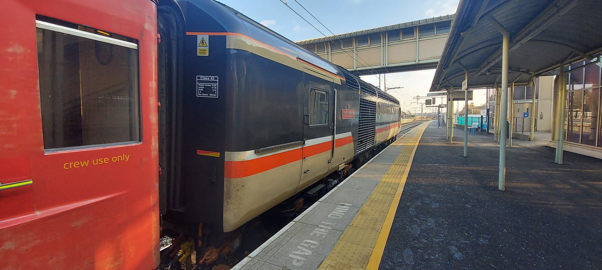 thesatnav89's tweet image. 43102 The Journey Shrinker on the rear of 1D46 at Kettering  had just finished and  handed  over to my colleague for dispatch duties so took the opportunity to take a few photo she's a beauty that's for sure #Hst #Intercity125 #YesEMR