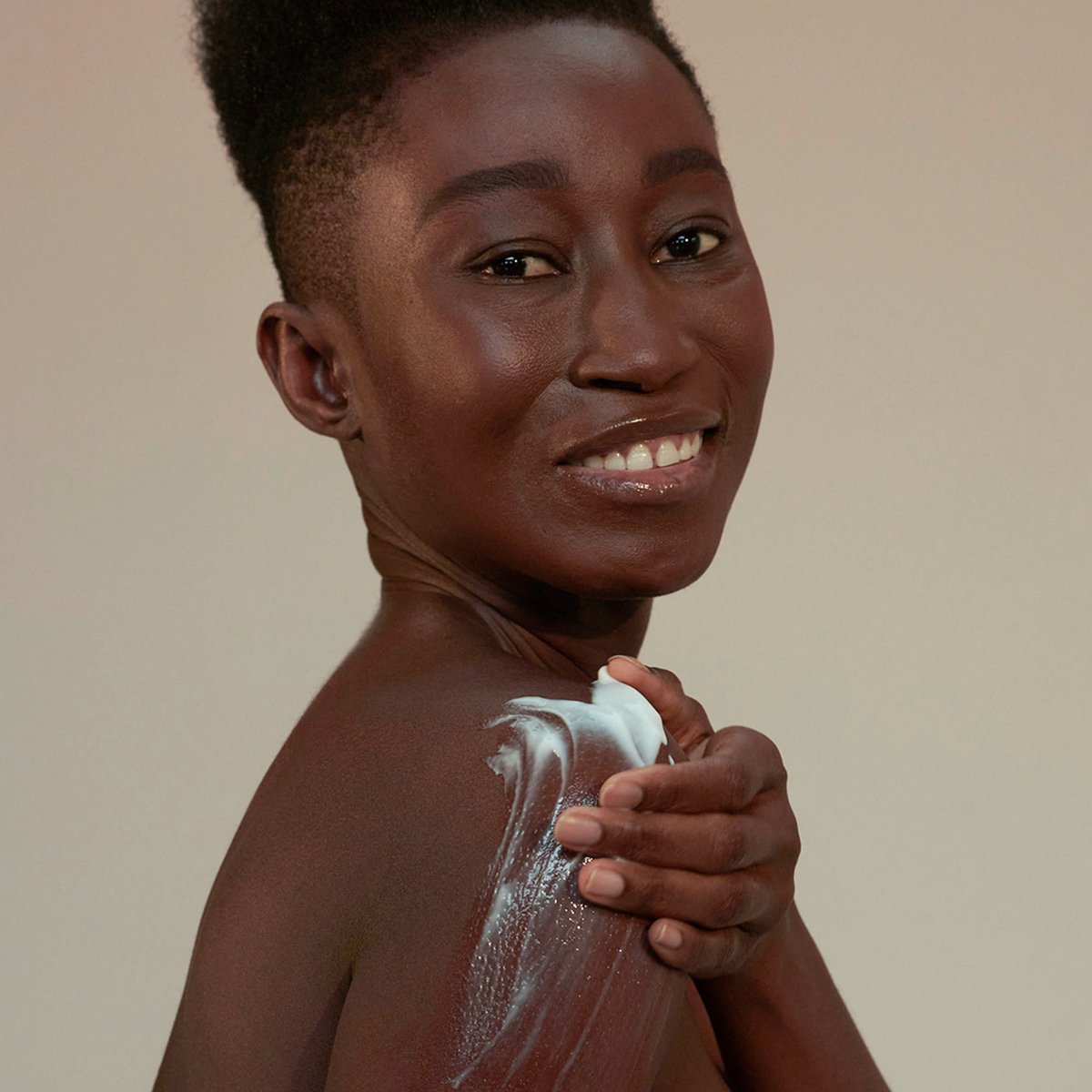 HeyHumansoffi's tweet image. Say goodbye to dry skin and hello to all day hydration 👋 Instantly replenish skin with our naturally derived body lotions 💧 featuring jojoba seed oil, shea butter, vitamin E, and aloe.