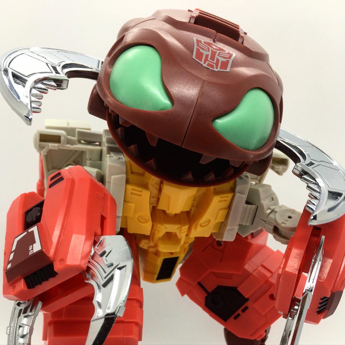 Jason_R_Wagner's tweet photo. Megatooth coming at yah! From Fans Hobby and their masterpiece scale version of G1 Repugnus : epic monster mode π #Transformers #MonsterBot https://t.co/UXBiTb9Dsw