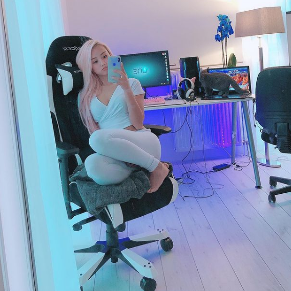 Jess48644160's tweet photo. The day of worship, or well simp sunday, who is going to pay for my dinner, and start to fund my lifestyle, dont know what your waiting for come sending already
#teamviewer #techdomme #blackmail #cashslave #catfishfindom #femdom #findom #findomslave #finsub #footfetish #humanatm https://t.co/ypO1cTGu4s