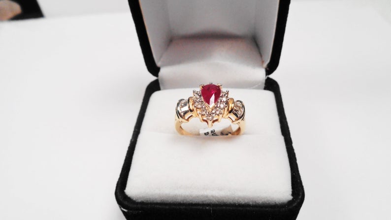 14kt. Ruby and Diamond Ring. Natural Ruby .85ct in a 14kt. Gold Ring with .28ctw of Diamonds.

Price:$699.30

See Details:  

etsy.com/listing/250402…

#ruby #rubyanddiamond #rubyanddiamondcommitmentring #rubyengagementring