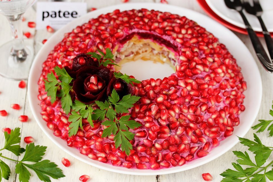 impudent_potato's tweet image. Салат "Гранатовый браслет"
Филе индейки - 270 г
Картофель - 200 г
Свекла - 270 г
Сыр твердый - 100 г
Гранат - 150 г
Лук фиолетовый - 60 г
Майонез - 300 г
Соль - по вкусу
Перец черный молотый - по вкусу
Петрушка - 5 стеб.