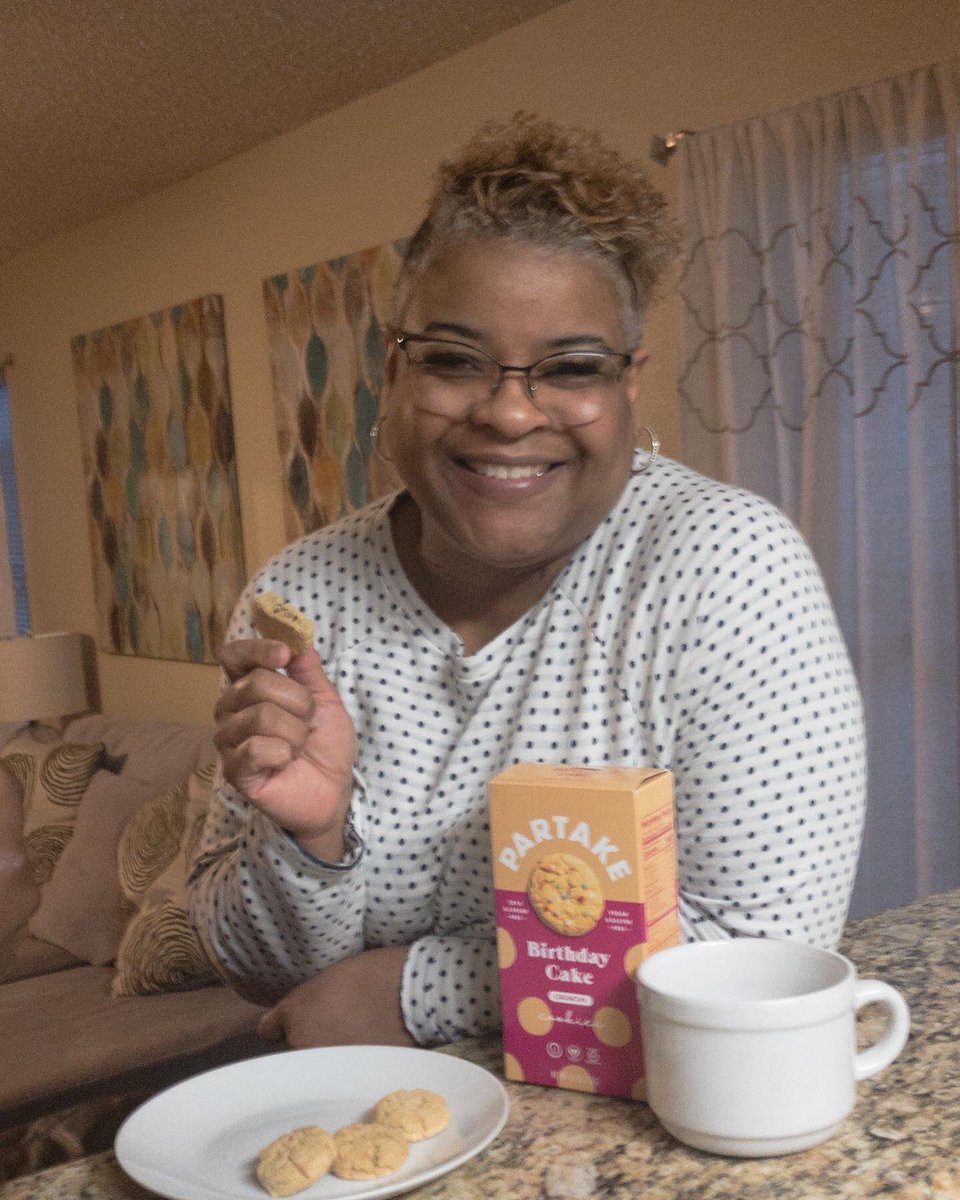 Vfcakes's tweet photo. Checkout @PartakeFoods these are some awesome cookies I was #gifted. #partakexinfluenster #partake #glutenfree #vegan #blackwomenontwitter #vegan #influenster #blackgirlsoninstagram https://t.co/p8OANZWyRY