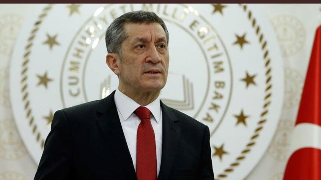 DogusNazli's tweet photo. Yarın sınav kağıdına ismime ziya selçuk yazacam aldığım notlar onun eseri olacak çünkü #öğrencilerölmekistemiyor https://t.co/GJJ0Vnn3LO