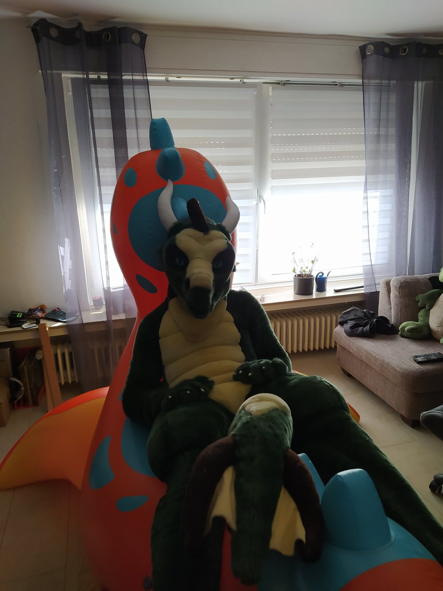 AkahitoDragon's tweet photo. A late #SqueakySunday from a lazy Dragon on a squishy Dino 🦖
📷 by @Preturnax https://t.co/gdwg53e4OW