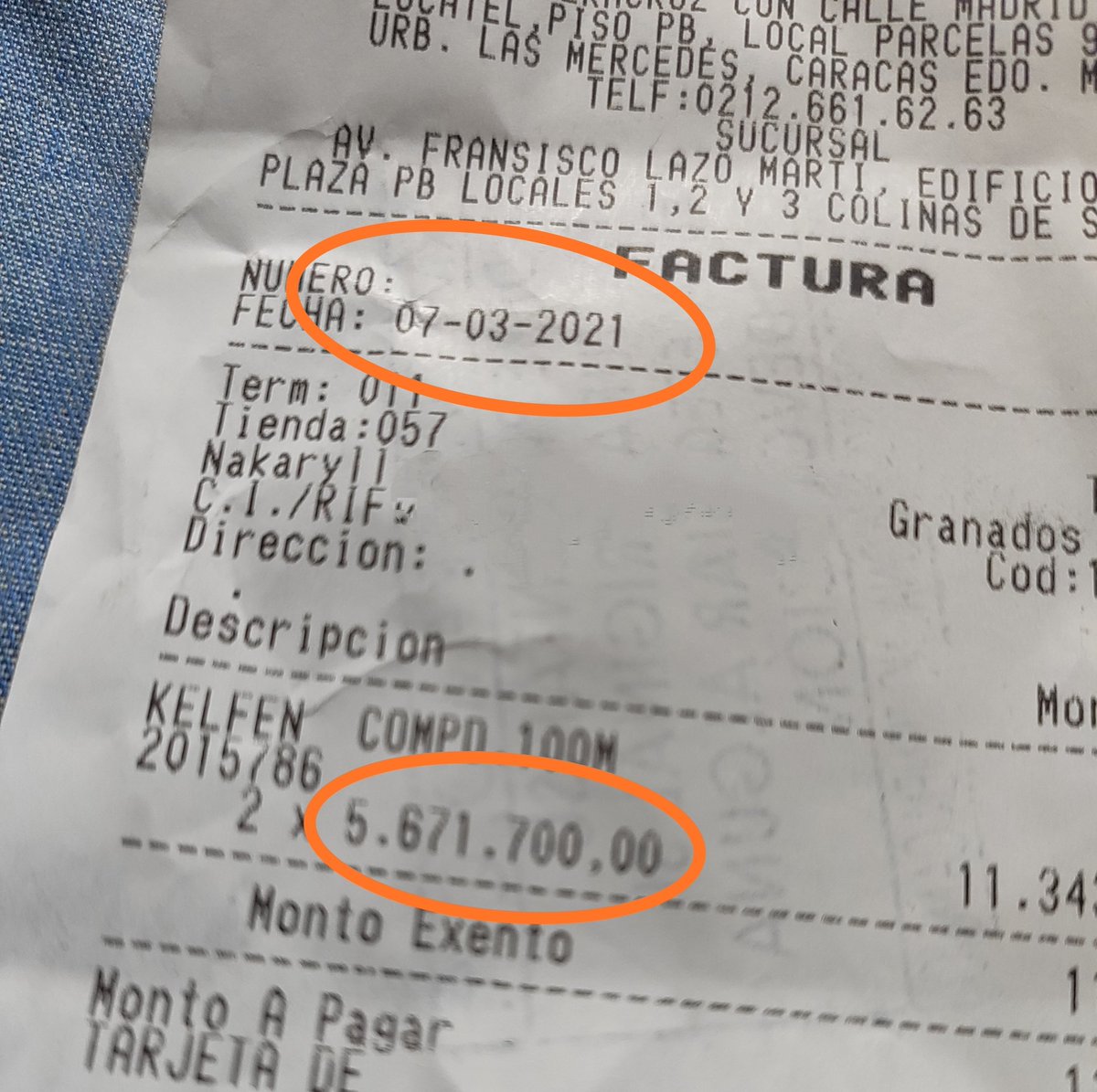 ReporteYa's tweet photo. #7Mar #Farmatodo
@nakamartinez: Esto no me lo contaron, esto me pasó hoy.
Llamo a preguntar precios del Ketoprofeno.
#Farmatodo: Kelfen de 10 past, Bs. 5.600.000
#Locatel: caja de 20 past Bs. 5.671.700,00
O sea, el doble d pastillas
Y ambas farmacias a 3 cuadras d distancia. https://t.co/04PGPDMmXX