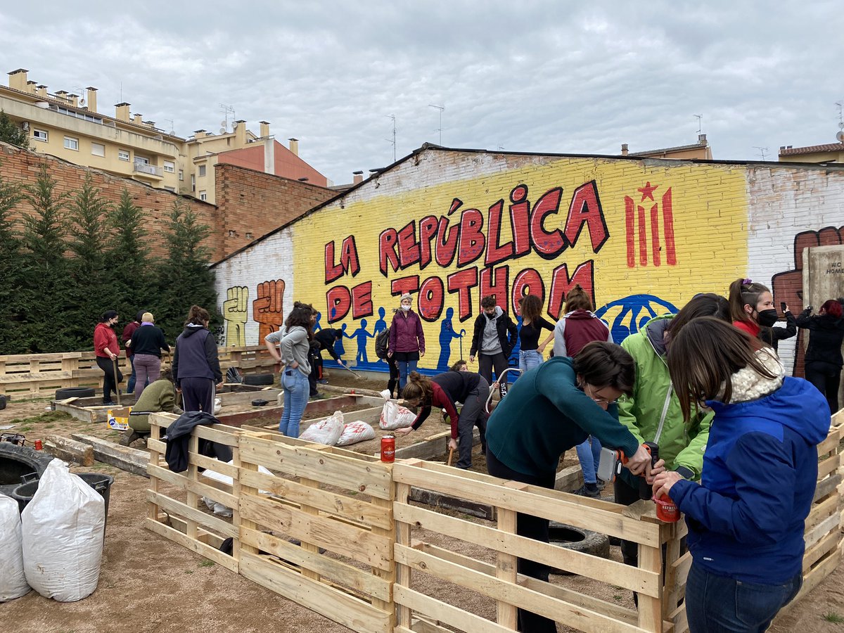 RemeiReviu's tweet photo. 🌿HORT DE LA NOGUERA🌿
Increïble és poc el que ha passat avui a la plaça de la Noguera!🤩
Posem la vida al centre, recuperem la plaça, dignifiquem les cures! El col.lectiu feminista, es planta.👇🏿 https://t.co/mCJMPDLZrH