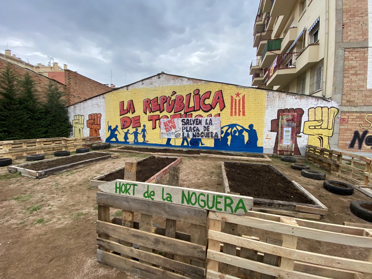 RemeiReviu's tweet photo. 🌿HORT DE LA NOGUERA🌿
Increïble és poc el que ha passat avui a la plaça de la Noguera!🤩
Posem la vida al centre, recuperem la plaça, dignifiquem les cures! El col.lectiu feminista, es planta.👇🏿 https://t.co/mCJMPDLZrH