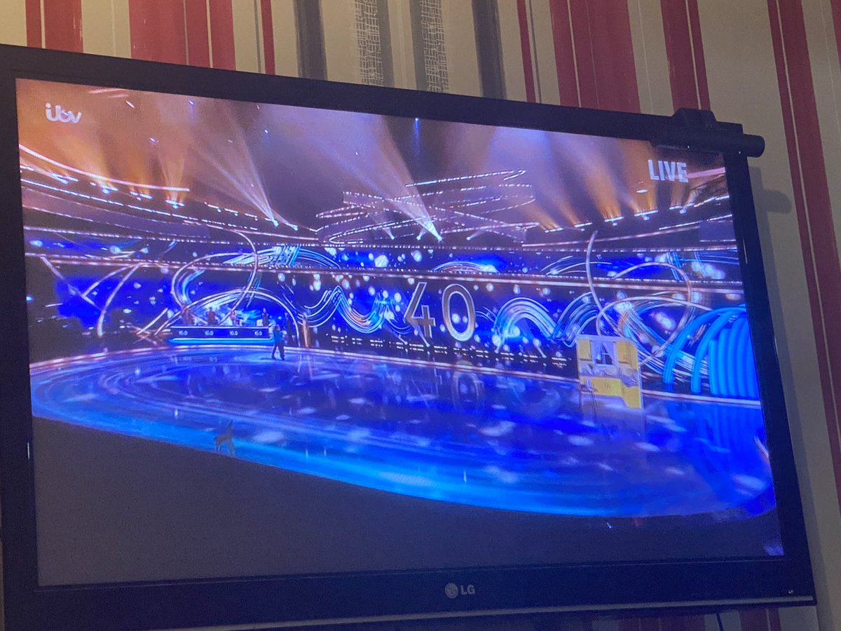 2001joe_mendy's tweet photo. OH MY LORD!!!!!!! FIRST 10s OF THE SERIES, FIRST PERFECT 40 OF THE SERIES!!!!! And it took a pair of chairs to do it!!!!! #DancingOnIce #semifinal #Perfect40 https://t.co/R1jDsSLzqt