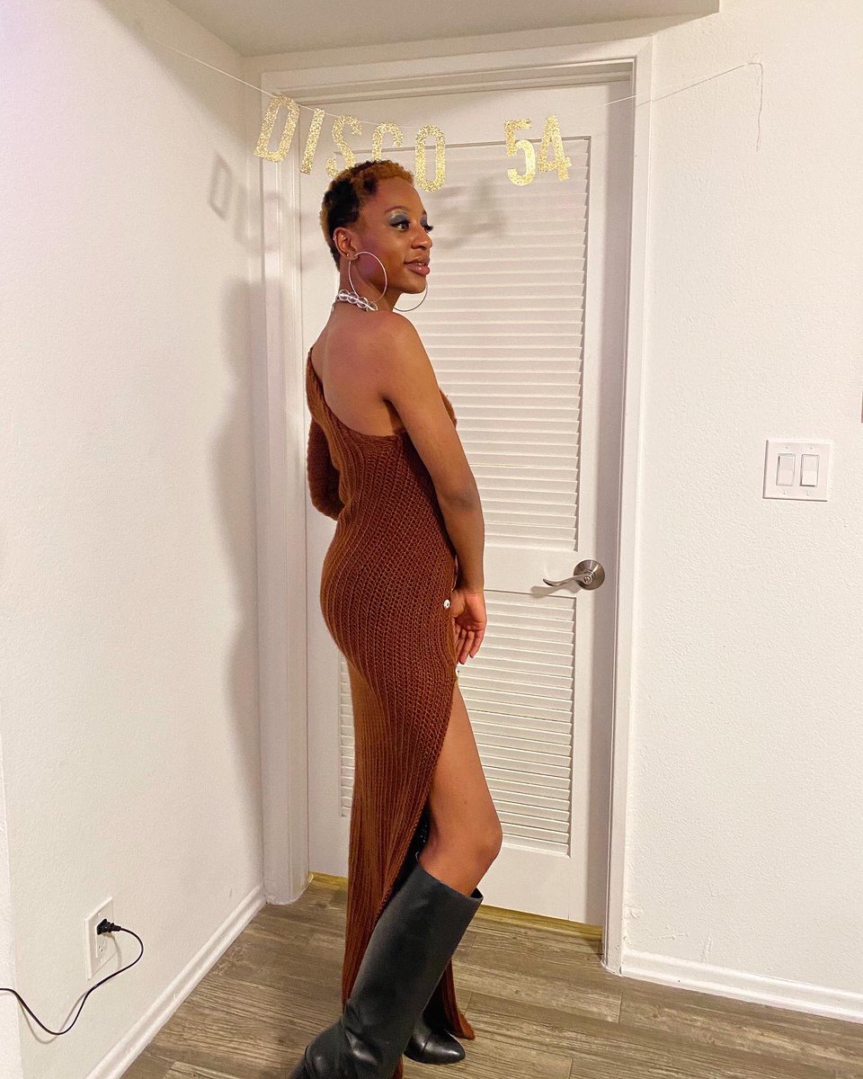 RachOnARampage's tweet photo. It’s my birthday, so I’m serving chocolate cake 🤎 Dress made by me https://t.co/fb0f2HTAoe