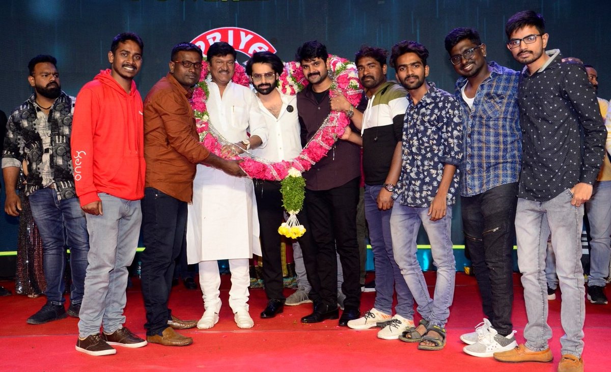 Pics from #GaaliSampathPreReleaseEvent

#GaaliSampathOnMarch11th 🎉

@AnilRavipudi #DrRajendraPrasad @lovelysingh0508 @YoursSKrishna #Anish @achurajamani @Shine_Screens @imagesparkent #GaaliSampath