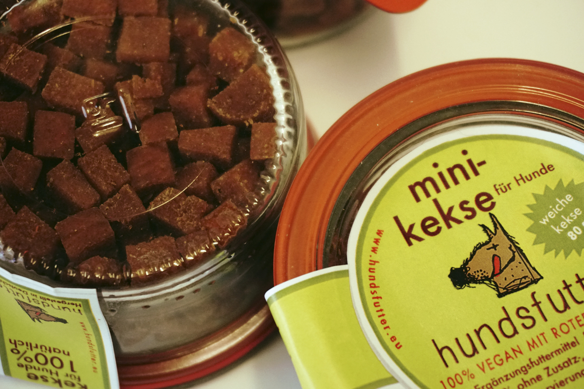 InfoHundsfutter's tweet photo. Hundsfutter biedt nu #extra #kleine #minisnacks zonder #bewaarmiddelen voor #kleine #honden. https://t.co/NOdC7Yo8Lr