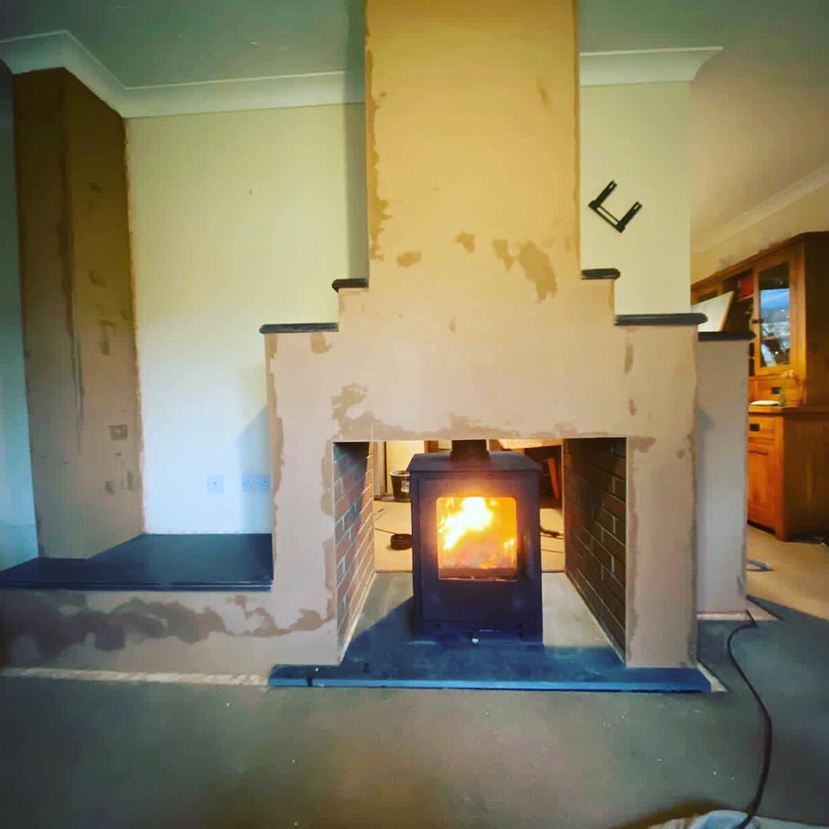 StoveCompanyltd's tweet image. This customer had the fireplace, but didn’t like the style. We gave it a face lift and replastered all the brick face and fitted a double sided Mendip Stoves Loxton 8. 👌🏻 #stoves #mendipstoves #replaster #renovation #facelift #newfireplace #newfireplaceproject #loxton8