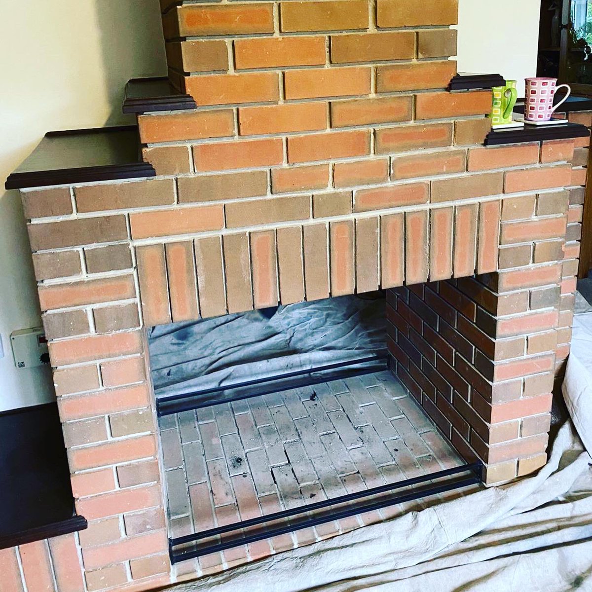 StoveCompanyltd's tweet image. This customer had the fireplace, but didn’t like the style. We gave it a face lift and replastered all the brick face and fitted a double sided Mendip Stoves Loxton 8. 👌🏻 #stoves #mendipstoves #replaster #renovation #facelift #newfireplace #newfireplaceproject #loxton8