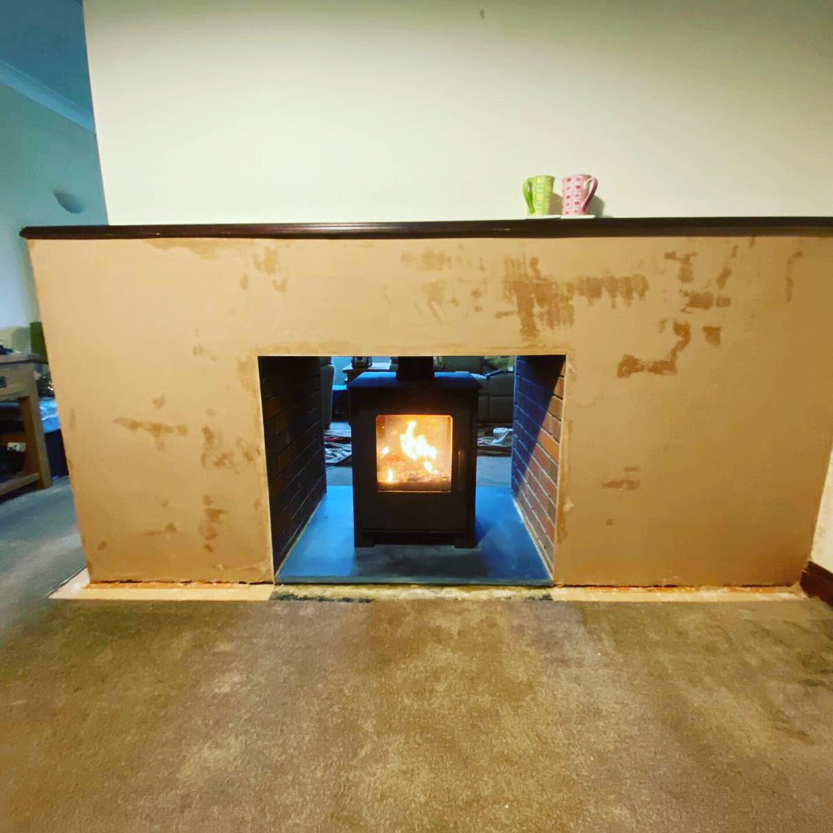 StoveCompanyltd's tweet image. This customer had the fireplace, but didn’t like the style. We gave it a face lift and replastered all the brick face and fitted a double sided Mendip Stoves Loxton 8. 👌🏻 #stoves #mendipstoves #replaster #renovation #facelift #newfireplace #newfireplaceproject #loxton8