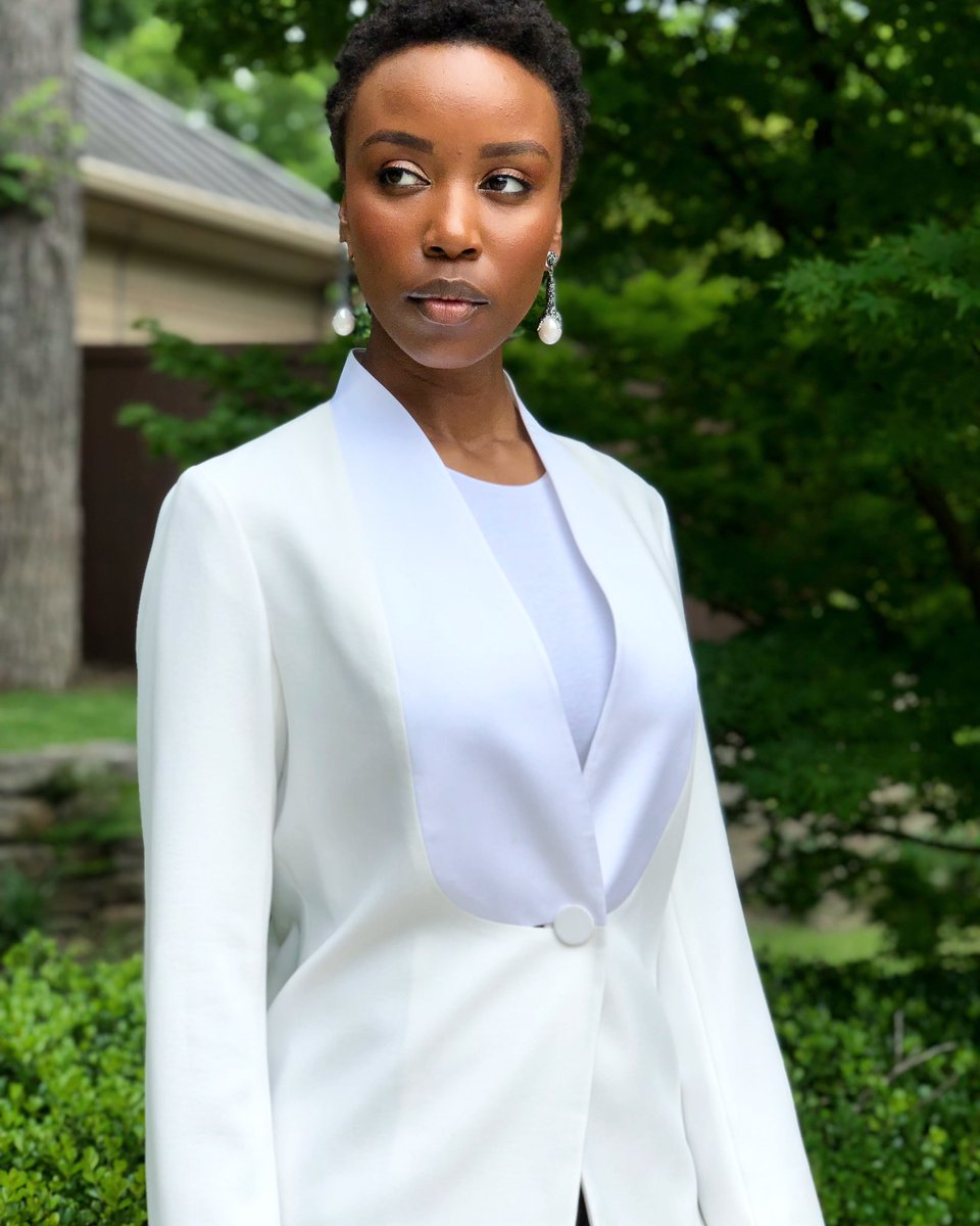 amberleaf's tweet image. Anyone else tired of wearing sweatpants and ready to get dressed up???? Us too! Our Freddie tuxedo blazer is looking so hot right now ⚡️💫🔥 #sundaystyle