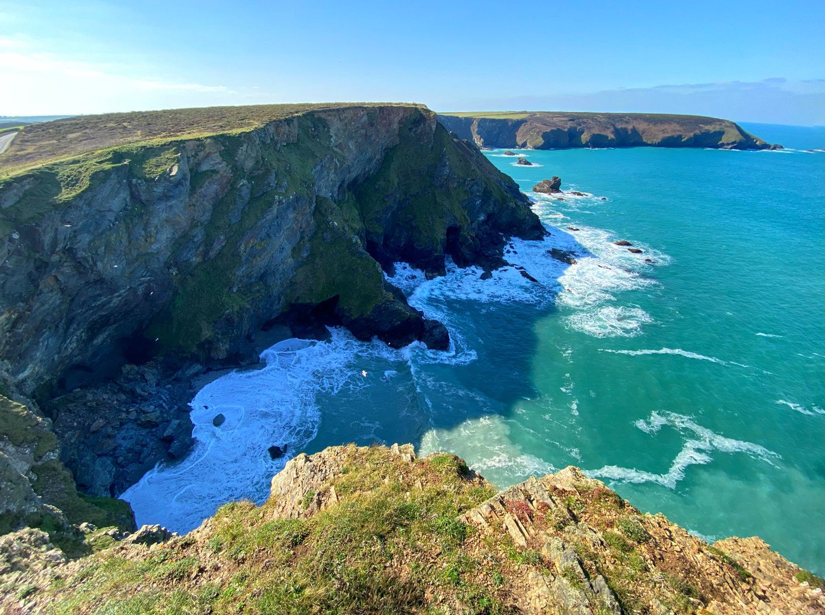 Sunday vibes. #sunday #sundayvibes #weekend #weekendvibes #coast #coastal #coastalwalk #coastpath #southwestcoastpath #southwest #cornwall #cornish #kernow #kernowfornia #walkingcornwall #walking #sun #sea #sand #cliff #dogwalk #greatoutdoors #getoutside #lockdown #lockdownwalks