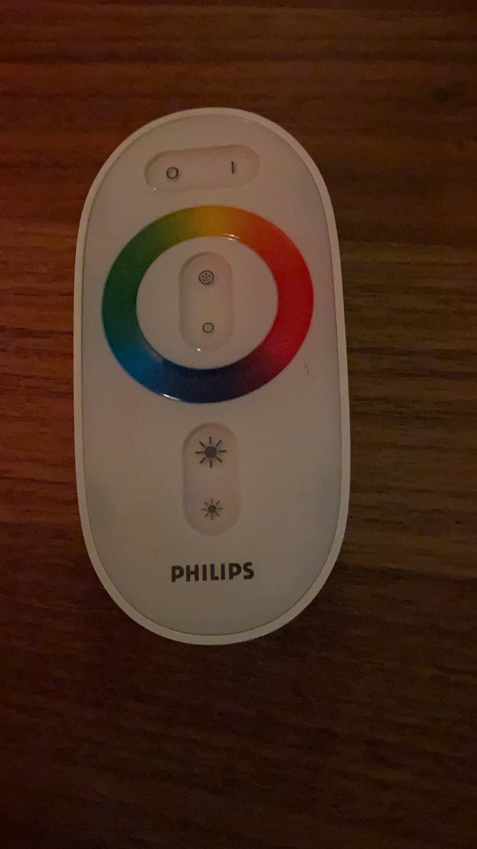 Philips Hue on Twitter: "@sailersander Waarschijnlijk begrepen we je verkeerd. We dachten dat je het samen met de Hue Bridge gebruiken. Als het niet lukt om de Living Colors lamp aan