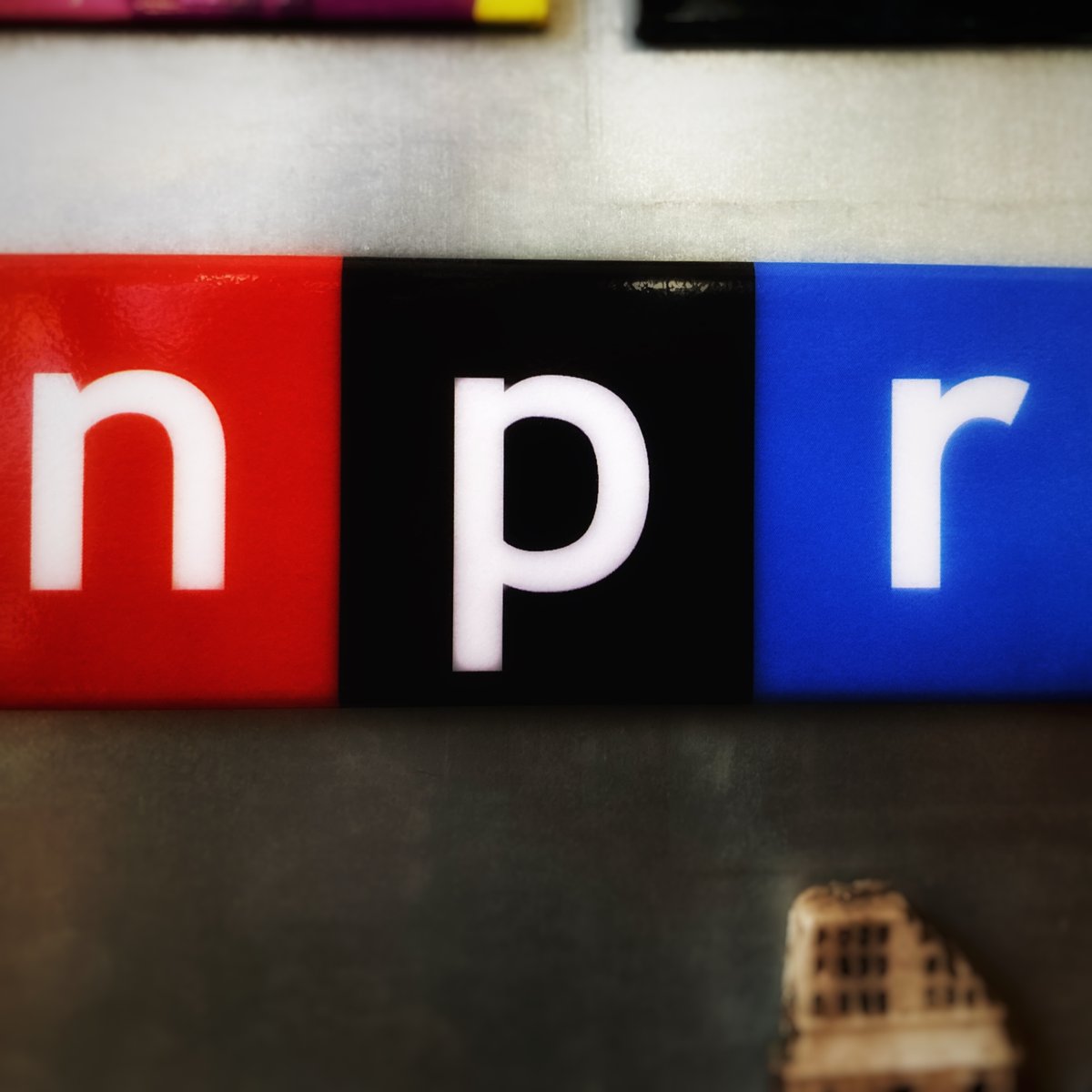 krencbell's tweet photo. Four years ago today, I got to visit the #HQ of @NPR while at the #NationalBikeSummit with @erogers. Still kicking myself for not buying the "Nina Totenbag" at the gift shop. #virtualvacations #magnetboardmemories #mothership https://t.co/cYxGFvTWsu