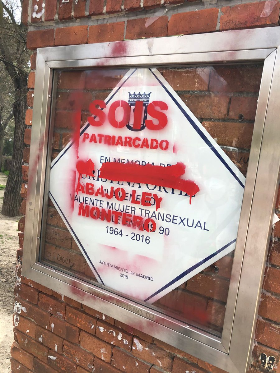 arcopoli's tweet photo. En menos de 24 horas han vandalizado 2 veces la placa de Cristina Ortiz, La Veneno #StopTRANSFOBIA https://t.co/7rmrZprW0e