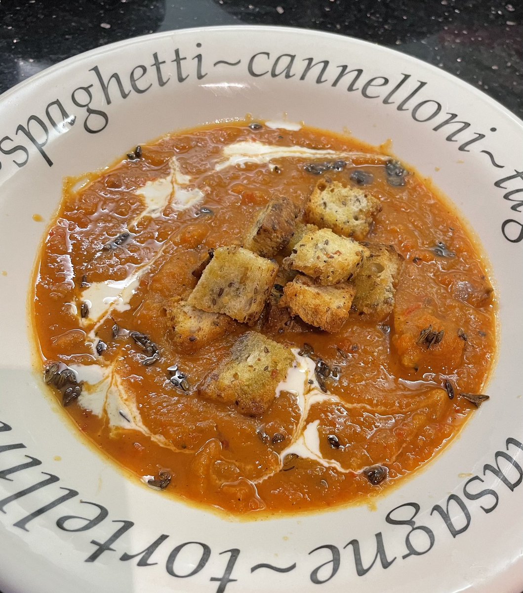 DonnaCoops's tweet photo. This weeks “Restes nourriture de frigo” was *mwah*. Roasted squash, carrot and peppers with burnt fennel seeds, and homemade croutons and a splash of oatly. Heavenly. I always think of @chilluk when cooking up leftovers after our lunch in the “dam 😆 https://t.co/pGRE2jkE9n