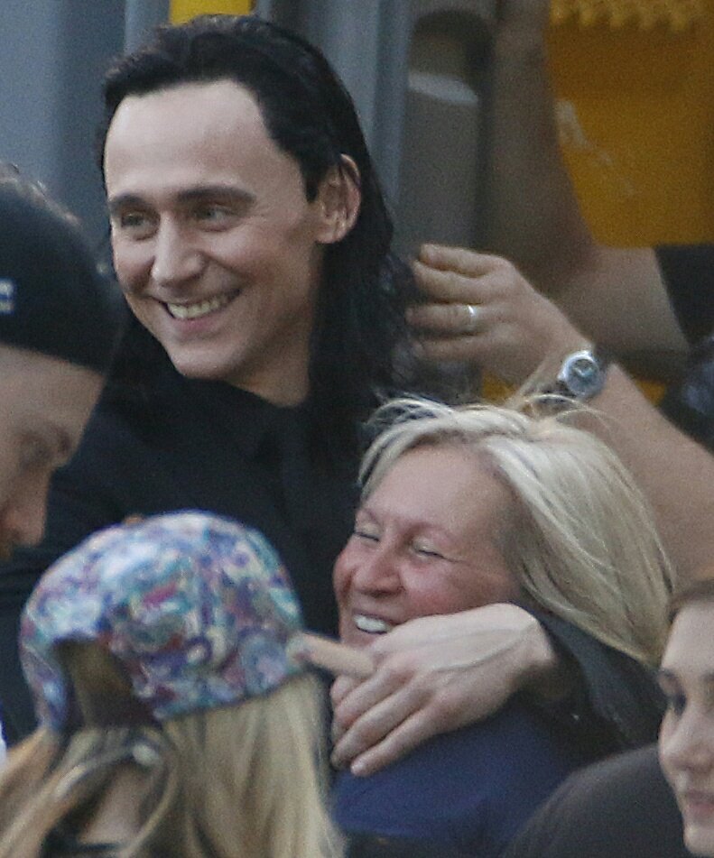 RT @hiddlesbb: Tom Hiddleston as Loki on the set of 'Thor: Ragnarok.' https://t.co/wtxIOluWjC