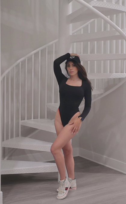 I&rsquo;m obsessed with the staircase at my new apartment! 🤩 https://t.co/q8AsbfjRwq