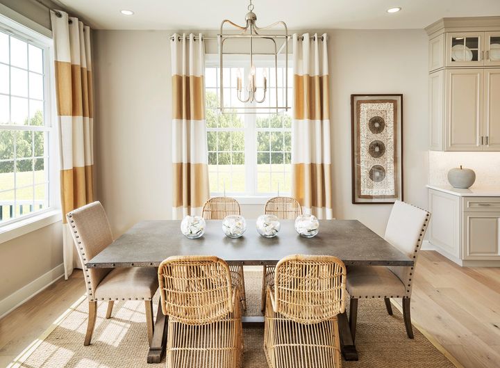 ProgressLtg's tweet photo. Spend a sunny ☀️ Sunday in this bright @PossibilitiesD dining room with the Assembly Hall pendant. ⁠Add Assembly Hall to your home today! https://t.co/khzCzrG2zk

#diningroom #lighting #chandelier #brightdesigns #homedecor https://t.co/C6uJHfjF4g