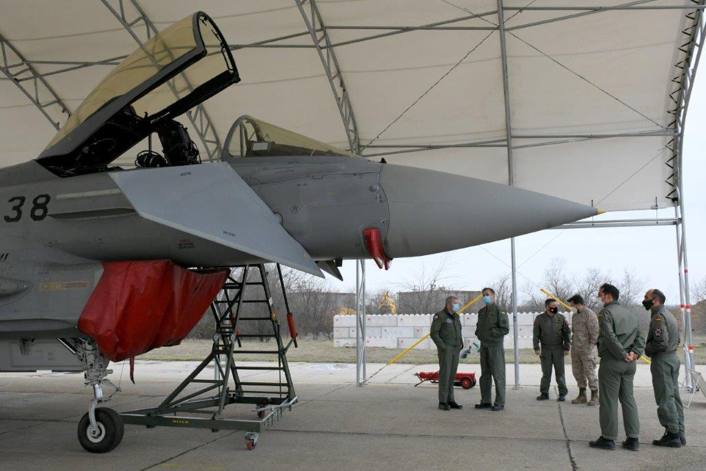 Analysts from 🇪🇦 Joint Operations Command #MOPS pay visit to #DestacamentoPAZNIC @EjercitoAire 🇪🇸 in 🇷🇴 to assess Air Policing #eAP mission in terms of logistical, operational & health deployment capabilities. #WeAreNATO 🇪🇦 📸 @EMADmde