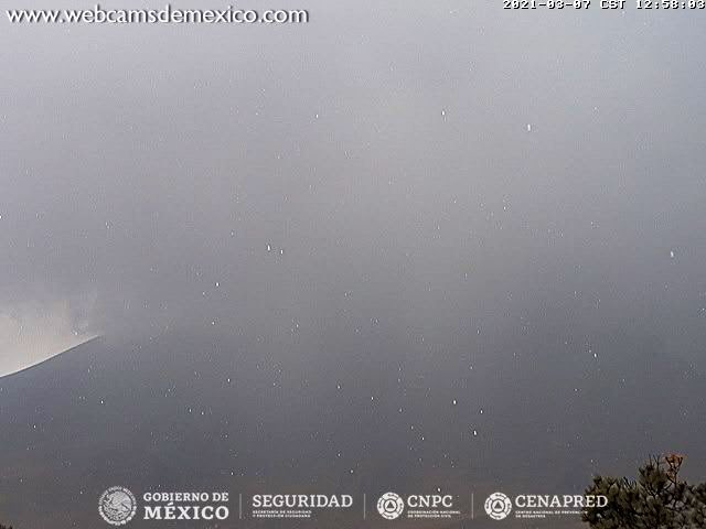 InfoMeteoro's tweet photo. ❄️Llega la lluvia, granizo y nieve al #Popocatépetl pintándolo de blanco, condición que puede seguir presentándose esta tarde-noche en la zona de los volcanes.

⛈También tormentas y granizadas en CDMX, Mor, Pue, Tlax, EdoMex. https://t.co/mw8auwc20o