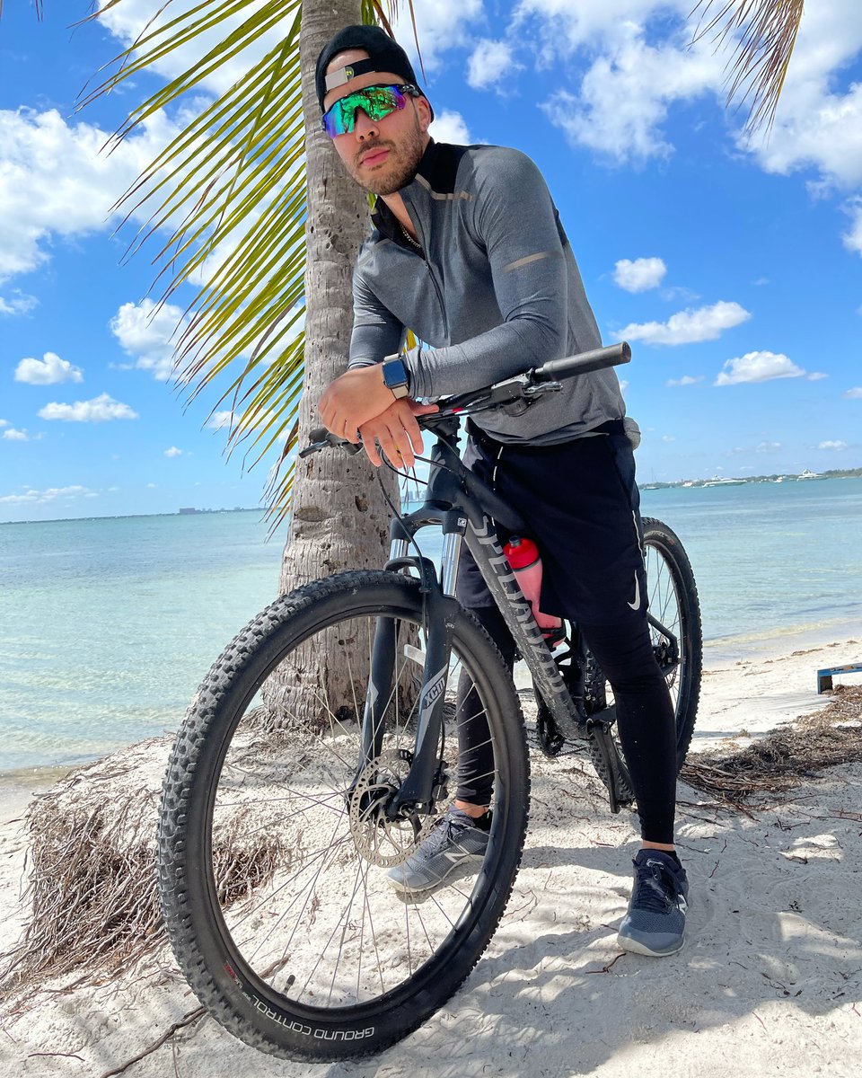 PrinceRoyce's tweet photo. Feliz Domingo! 😋🌴 https://t.co/KEwd2oGcfz
