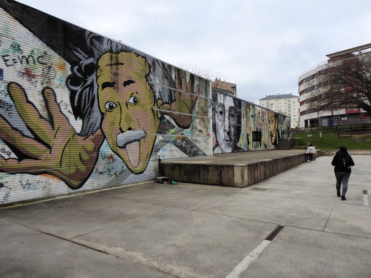 guido_guia's tweet photo. Murais de #OtroPrisma na praza do Castiñeiro https://t.co/ag3fK52390
