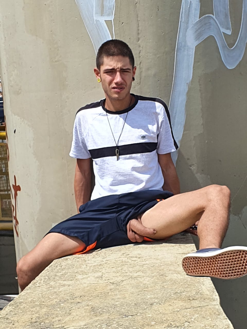 2 pic. Tem com roupa no https://t.co/HnOlWKydko Tem batendo uma no https://t.co/Ah6xGopxwH https://t.co/TdXnotH7lJ