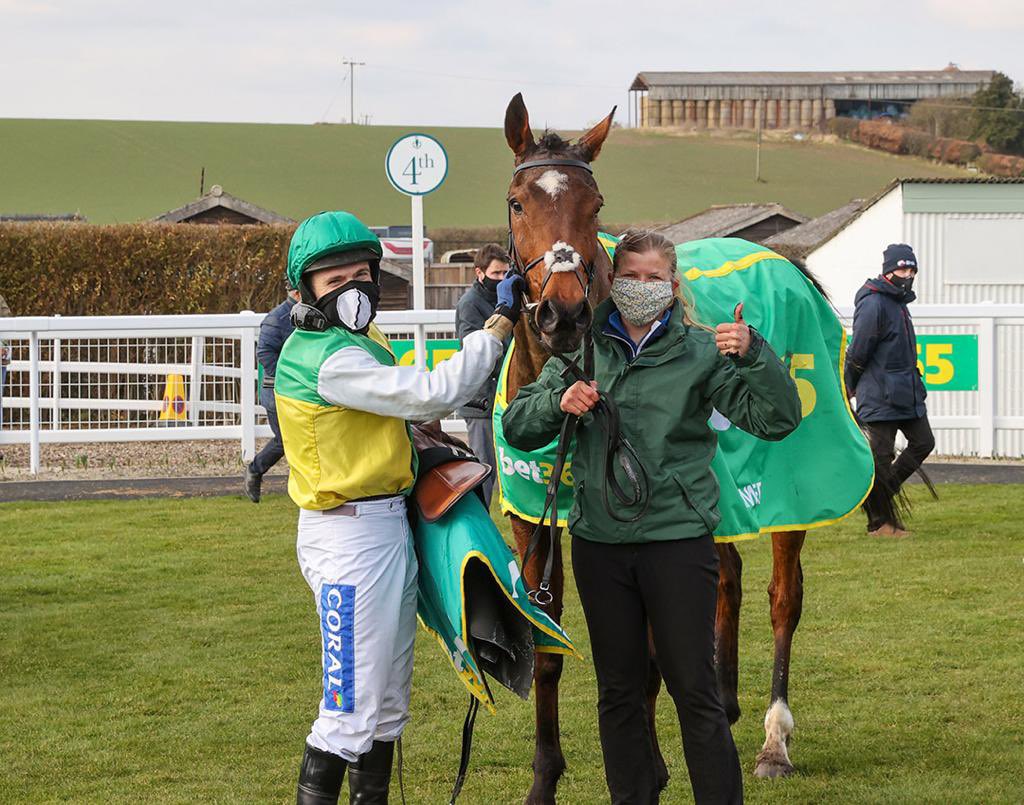 Lovely photo of Cloth Cap with @tommyscu and Jojo after the race yesterday by @grossickphoto 👍🏻