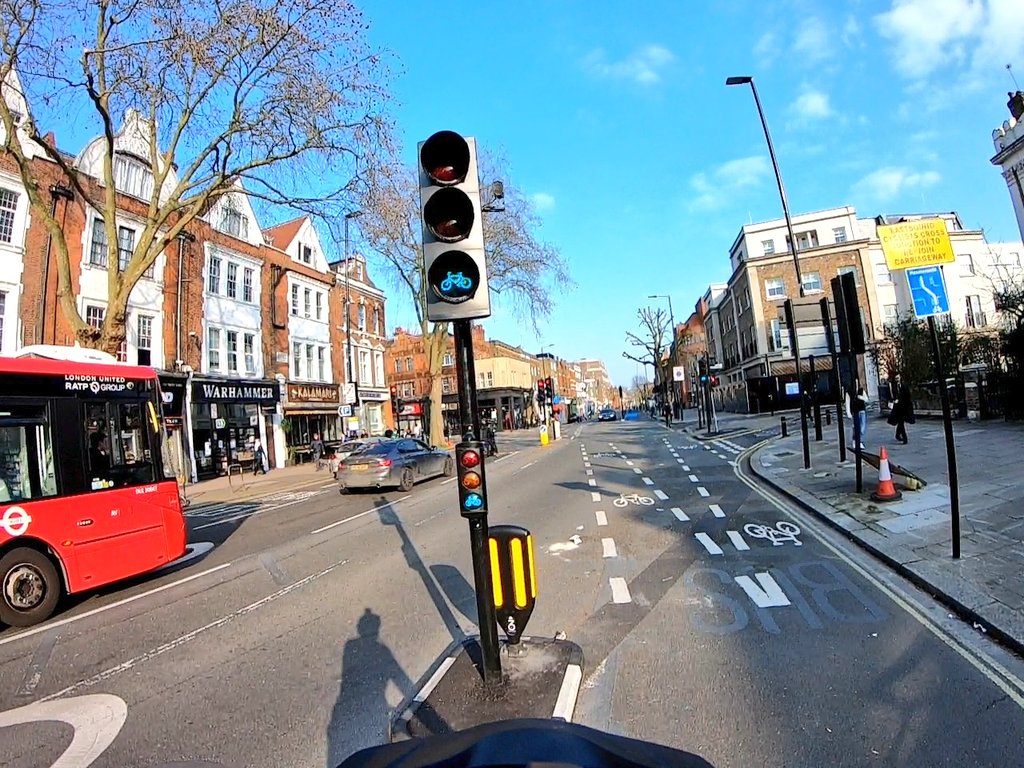 pufffling's tweet photo. Beautiful day to check out some cycle infrastructure.. #Chiswick #sundayvibes
🚲 Gotta love a floating bus stop! #spacetomove https://t.co/vo37805eTr