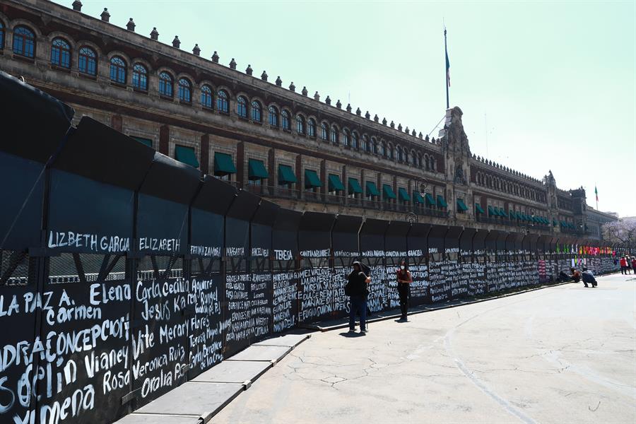lopezdoriga's tweet photo. #8M2021 #Fotos #Videos 

La valla de Palacio Nacional, el muro de la memoria 

https://t.co/pzN7h89X9M https://t.co/NNKCKxBWlv