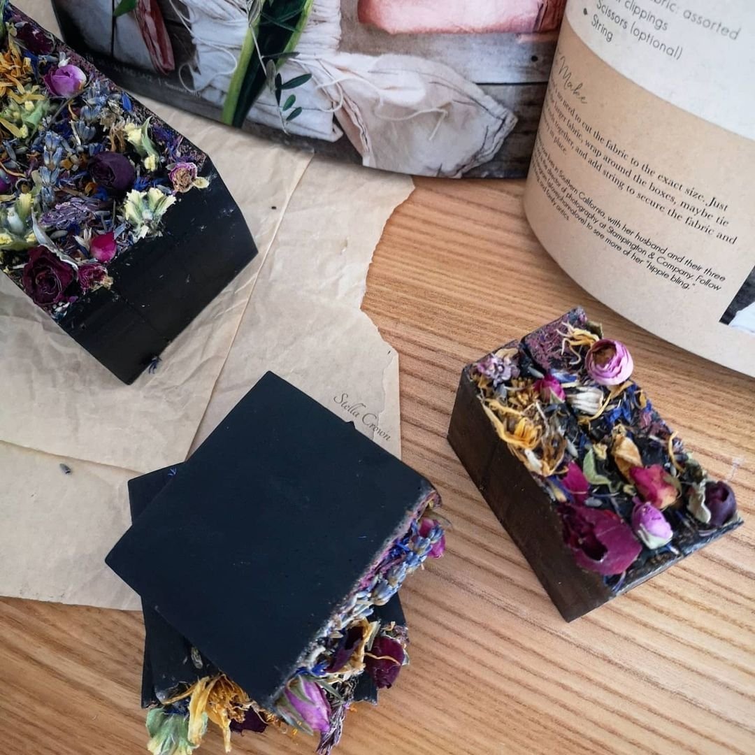 Spell of Lúthien Soap with activated charcoal 🌿🌸
Luxurious & decadent soap with fine texture & velvety touch.

Scented with patchouli, ylang ylang & rose Otto essential oils 💚

#SpellofLúthien #herbs #flowers #soaps #soapmaking   #botanicalscience #botanicalart  #beautyelixirs