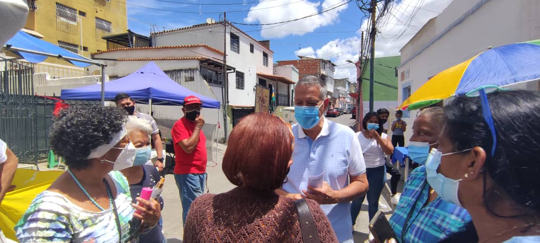 Nos vinimos a visitar y celebrar los 92 años de la Comunidad El Dorado en Petare (con todas las medidas de bioseguridad). Sus espacios están llenos de arte, gastronomía e historia. #CuidémosnosMás #Petare