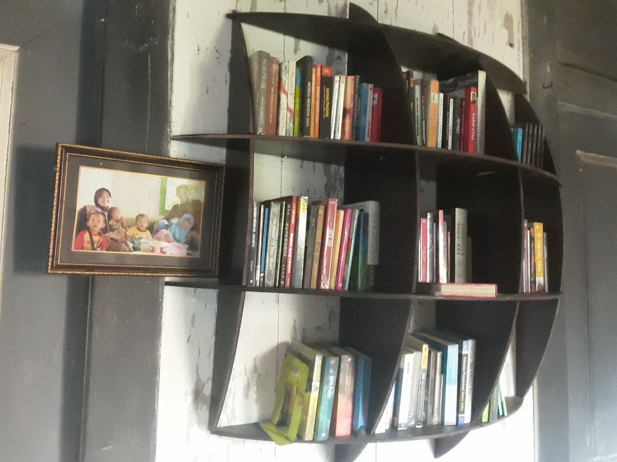 Rumah tanpa buku laksana tubuh tanpa jiwa. *Bagi yg suka buku. Bagi yg suka bunga atau sepeda lain lagi bilangnya 😁