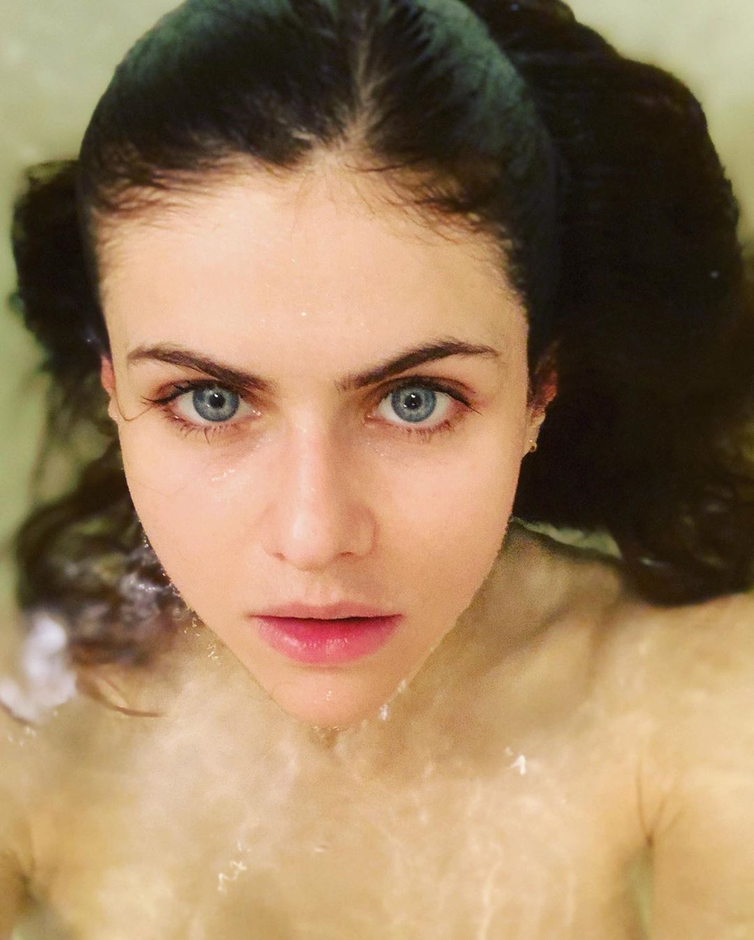 Alexandra Daddario on X: Taking a shower. t.co1nMt6UZ8pg  X