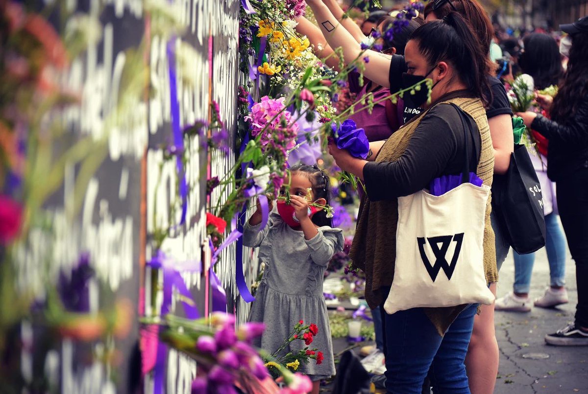 💜💜
No estoy llorando, se me metieron muchas florecitas en los ojos 🌸🌷💐.

#cdmx #mexico #fuimostodas #mexicofeminicida #8m #niunamenos💜  @ Palacio Nacional