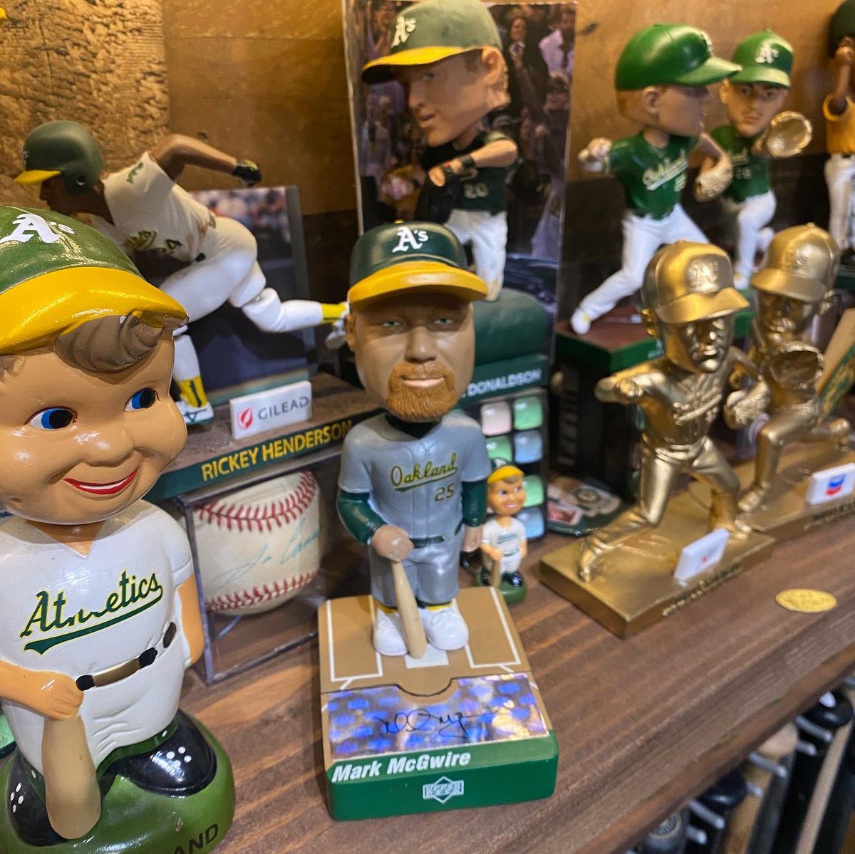 norcalnodders's tweet image. I went in to deep search mode and couldn’t find the signed Ballpark Idols Soooo...I did the next best option, made a corrected version from a Cards one, check it out!! ALSO IF you have a regular McGwire signed or unsigned hit me up!!! I’m still looking!!! #custombobblehead